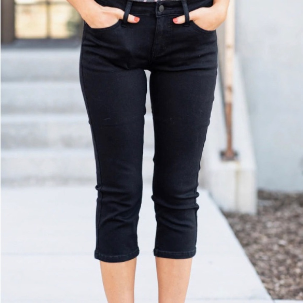 Judy Blue mid rise non-distressed skinny capri